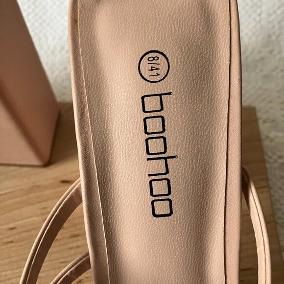 NWB Boohoo Strappy Block Heel Mule Nude Size US 8 EU41 Wide - Picture 2 of 11